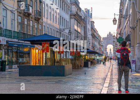 Lisbona, Portogallo, 25 ottobre 2021: Vista sull'alba di rua augusta a Lisbona, Portogallo. Foto Stock