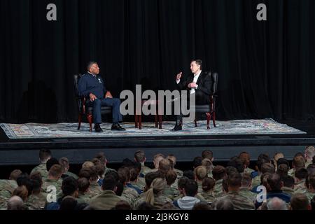 Elon Musk, Chief Executive Officer di Tesla Inc., parla con il Gen. Richard Clark, Soprintendente della U.S. Air Force Academy, durante la presentazione di Ira C. Eaker Distinguished Speaker presso la Arnold Hall dell'Accademia il 7 aprile 2022 a Colorado Springs, Colom Air Force foto di Trevor Cokley) Foto Stock