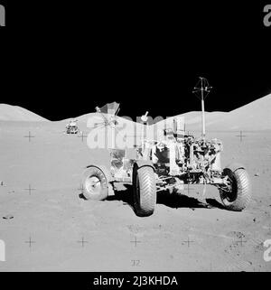 Apollo 17 Lunar Roving veicolo come è stato finalmente lasciato parcheggiato sulla Luna. Il ricevitore per esperimento SEL (Surface Electrical Properties) è l'antenna sul lato posteriore destro del veicolo Foto Stock