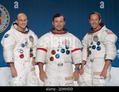 Il primo equipaggio della missione di atterraggio lunare Apollo 16. Da sinistra a destra: Thomas Mattingly, pilota del modulo di comando; John Young, comandante; e Charles Duke, Pilota modulo lunare. Foto Stock