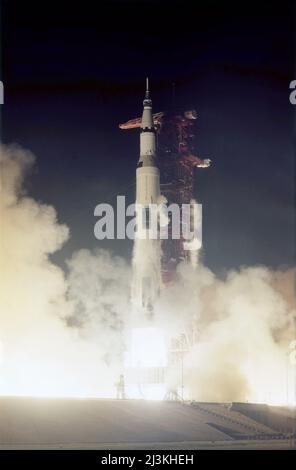 L'enorme razzo Apollo 17, alto 363 metri, viene lanciato dal Kennedy Space Center. Dic 7 1972. Foto Stock