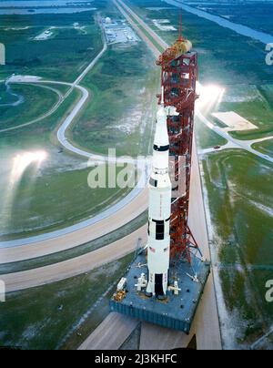 Vista ad alto angolo al Launch Complex 39, Kennedy Space Center (KSC), che mostra il veicolo spaziale Apollo 12 (Spacecraft 108/Lunar Module 6/Saturn 507) sulla strada dal Vehicle Assembly Building (VAB) al Pad A. lo stack Saturn V e la sua torre di lancio mobile sono in cima a un enorme cingolato-trasportatore. Foto Stock