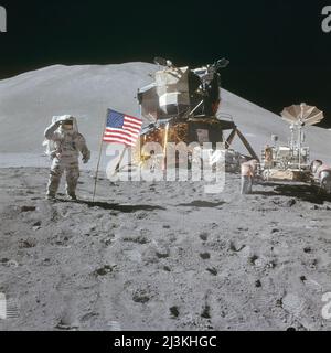 L'astronauta James Irwin, pilota a modulo lunare, saluta bandiera americana durante l'attività extraveicolare della superficie lunare Apollo 15 (EVA) presso il sito di atterraggio di Hadley-Appennine. Il modulo Lunar (LM) 'Falcon' si trova al centro. Sulla destra si trova il Lunar Roving Vehicle (LRV). Il delta di Hadley sullo sfondo sorge a circa 4.000 metri (circa 13.124 piedi) sopra la pianura. Foto Stock