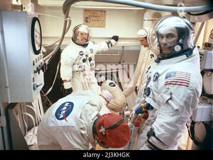 Vista interna della Sala Bianca a Pad B, Launch Complex 39, Kennedy Space Center, che mostra i preparativi per l'inserimento dell'equipaggio Apollo 10 nella loro navicella spaziale durante il conto alla rovescia del prelancio. Sullo sfondo c'è l'astronauta Thomas Stafford, comandante. L'astronauta Eugene Cernan, pilota a modulo lunare, è in primo piano. Foto Stock