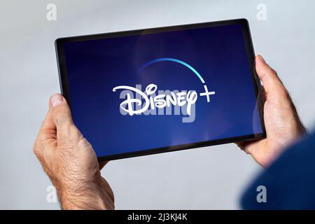 Tablet con logo del servizio di streaming video Disney Plus sullo schermo. ROSARIO, ARGENTINA - 8 APRILE 2022. Foto Stock