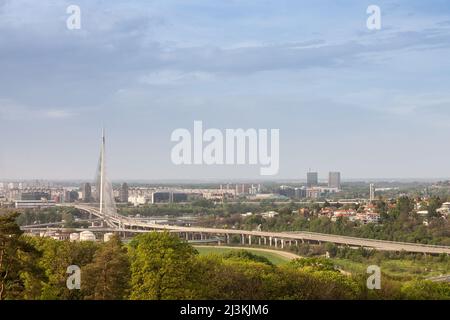 Foto di un tipico skyline di Novi Beograd, a Belgrado, in Serbia, con il ponte Ada Most di fronte al suo iconico pilone. New Belgrado è un comune Foto Stock