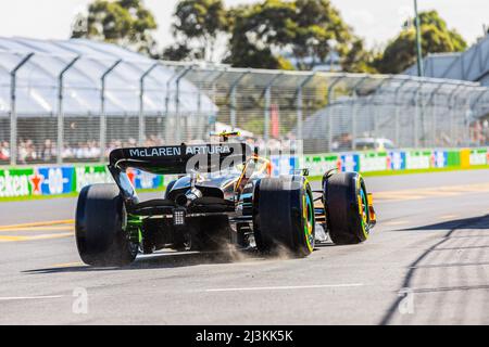 Melbourne, Australia. 08th Apr 2022. Lando Norris di Gran Bretagna che effettua una partenza di pratica in pit lane al numero 4 della McLaren MCL36 Mercedes. (Foto di George Hitchens/SOPA Images/Sipa USA) Credit: Sipa USA/Alamy Live News Foto Stock