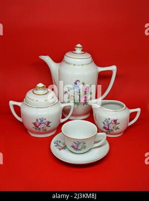 Set di caffè in porcellana vintage: Caffettiera, lattiera, ciotola di zucchero e tazza Foto Stock