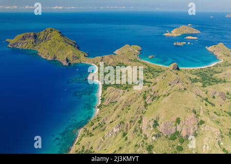 Vista aerea dell'oceano e dell'isola di Padar nel Parco Nazionale di Komodo; Nusa Tenggara orientale, Isole Sunda minori, Indonesia Foto Stock