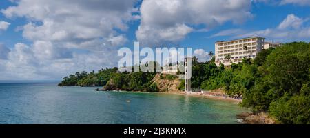 Grand Bahia Principe Cayacoa hotel lungo il lungomare di Samana con vista sulla Baia di Samana; Penisola di Samana, Repubblica Dominicana, Caraibi Foto Stock