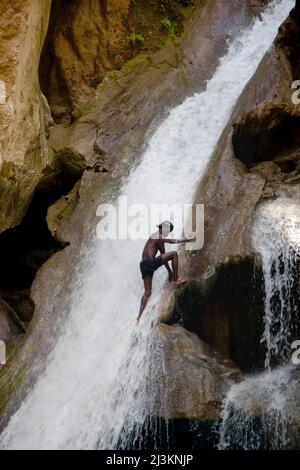 Un uomo sale la cascata a Basin Bleu. Foto Stock