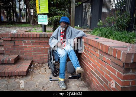 Georgia, Stati Uniti. 08th Apr 2022. 8 aprile 2022, Atlanta, Georgia, USA: Un anziano senzatetto con una disabilità che vive per strada si siede in sedia a rotelle, passando il tempo in un piccolo parco vicino alla Georgia state University. (Credit Image: © Robin Rayne/ZUMA Press Wire) Credit: ZUMA Press, Inc./Alamy Live News Foto Stock