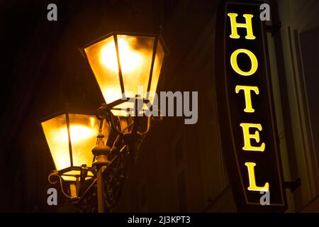 Lampada da strada con cartello dell'hotel Foto Stock
