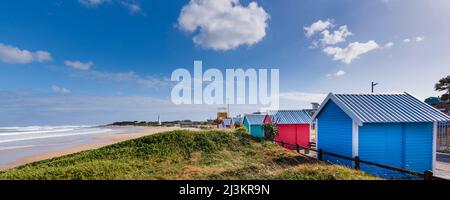 Colorate case cambianti e stazione di bagnamento a Dolphin Beach a Jeffery's Bay sul Capo Orientale del Sud Africa Foto Stock