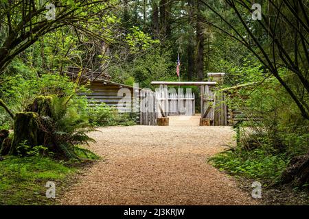 Winter Quarters a Fort Clatsop, attrae visitatori che hanno un interesse per la storia americana, Lewis e Clark National Historical Park Foto Stock