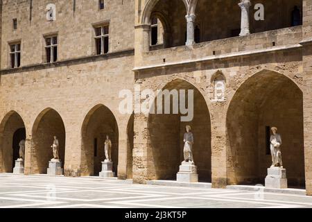 Cortile, Museo Archeologico, Città Vecchia di Rodi in Grecia; Rodi, Dodecaneso, Grecia Foto Stock