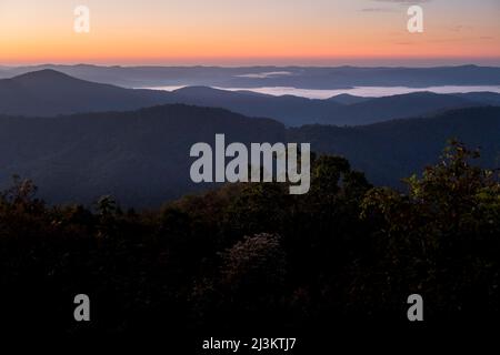 Dal Pounding Mill si affacciano all'alba, le nuvole riempiono le valli tra gli enigmi delle Blue Ridge Mountains del North Carolina, USA Foto Stock