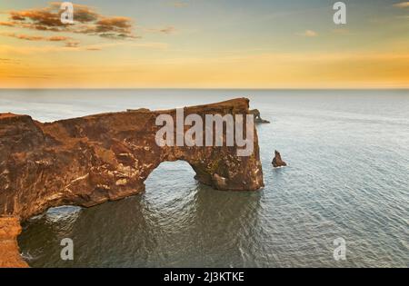 Un arco di roccia nelle scogliere dell'isola di Dyrholaey, vicino a Vik, Islanda.; isola di Dyrholaey, Islanda. Foto Stock
