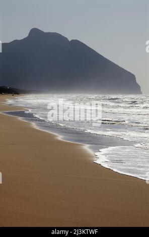 La sagoma del Monte Circeo, vista da Torre Paola, all'estremità più meridionale della spiaggia di Sabaudia, Parco Nazionale del Circeo; Lazio, Italia Foto Stock