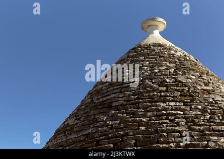 Casa 'Trullo', tradizionale capanna pugliese in pietra secca con tetto conico, vicino Bari; Puglia, Italia Foto Stock