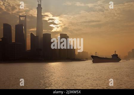 Luce del sole di prima mattina sul fiume Huangpu, con Pudong alle spalle, vista dal Bund a Shanghai, Cina; Shanghai, Cina Foto Stock