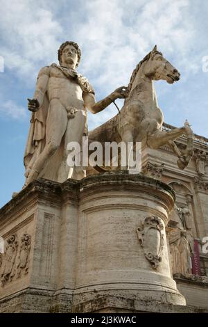 Una statua in Piazza Campidoglio, centro di Roma; Piazza Campidoglio, Roma, Italia. Foto Stock