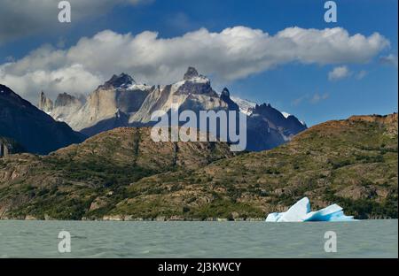 Le cime di Cuernos del Paine viste dal Lago Gray.; Parco Nazionale Torres del Paine, Patagonia, Cile. Foto Stock