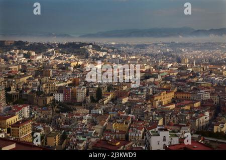 Una vista di mattina presto di Napoli, vista da Castel Sant'Elmo, Italia.; Napoli, Italia. Foto Stock