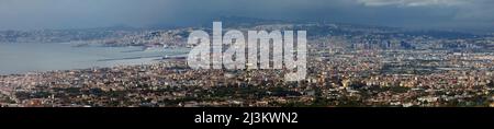 Veduta di Napoli e del Vesuvio da Castel Sant'Elmo, Napoli, Italia.; Napoli, Italia. Foto Stock