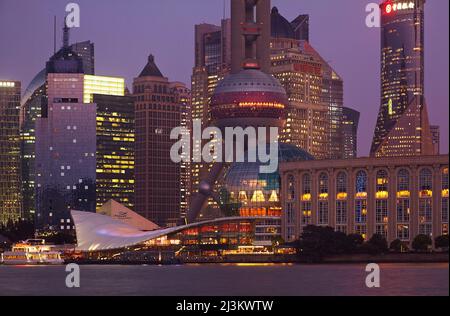 Il Pudong all'imbrunire, compresa la Oriental Pearl TV Tower, viste attraverso il fiume Huangpu, sul Bund, Shanghai, Cina. Foto Stock