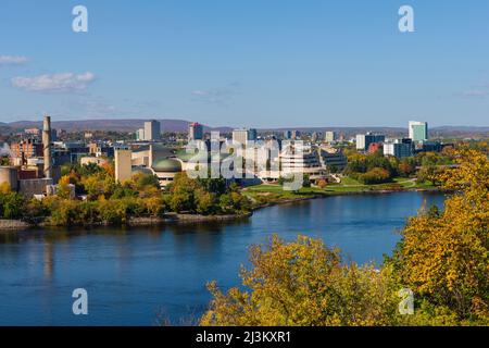 Vista di Hull, settore della Canadian National Capital Region, il Canadian Museum of History e il fiume Ottawa; Gatineau, Quebec, Canada Foto Stock