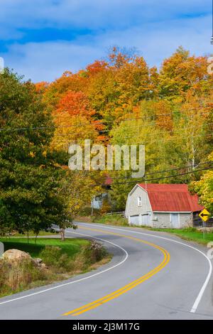 Strada di campagna in autunno nel comune di Mille-Isles, Laurentides del Québec, Canada; Québec, Canada Foto Stock