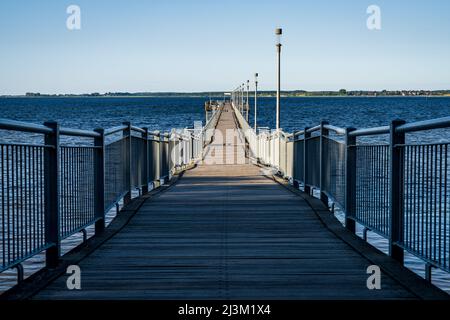 Wismar, Meclemburgo-Pomerania occidentale, Germania - 15 giugno 2020: Il ponte sul mare di Wendorf in una giornata senza nuvole Foto Stock