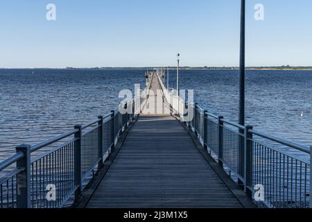 Wismar, Meclemburgo-Pomerania occidentale, Germania - 15 giugno 2020: Il ponte sul mare di Wendorf in una giornata senza nuvole Foto Stock