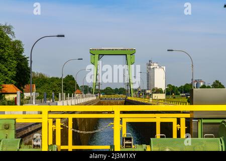 Dorsten, Nord Reno-Westfalia, Germania - 07 maggio 2020: La chiusa di Dorsten e gli edifici del parco industriale sullo sfondo Foto Stock