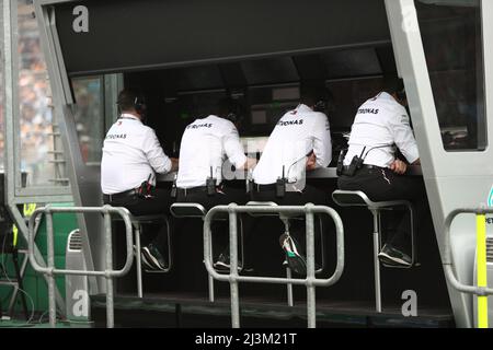 Albert Park, Melbourne, Victoria, Australia. 09th Apr 2022. FIA Formula uno World Championship 2022 - Formula uno Rolex Australian Grand Prix - una visione generale ai box della Mercedes AMG Petronas F1 Team sul pit wall durante le prove tre per gara tre del FIA Formula uno World Championship 2022-Image Credit: brett keating/Alamy Live News Foto Stock