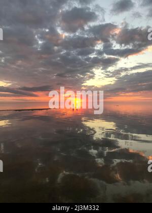 Tramonto su Albemarle Sound nel Jockeys Ridge state Park.; Nags Head, North Carolina. Foto Stock