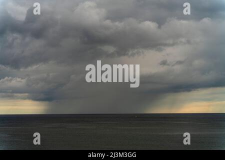 Nuvole di tempesta e precipitazioni sul vasto oceano aperto; South Shields, Tyne and Wear, Inghilterra Foto Stock