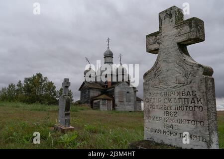 Abbandonata chiesa ortodossa Ucraina e cimitero nel Saskatchewan rurale; Maryville, Saskatchewan, Canada Foto Stock