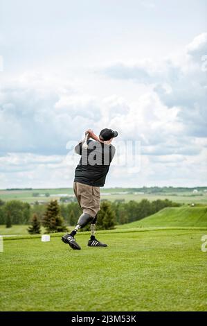 Doppio amputee con protesi per le gambe sul campo da golf; Okotoks, Alberta, Canada Foto Stock