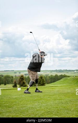 Doppio amputee con protesi per le gambe sul campo da golf; Okotoks, Alberta, Canada Foto Stock