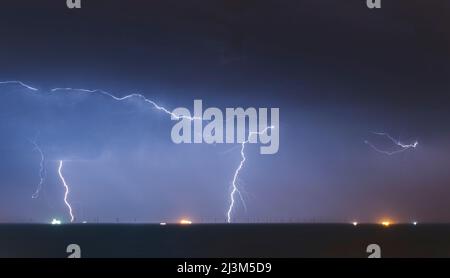 Un fulmine spettacolare colpisce il Windfarm Rampion Offshore nella Manica vicino Brighton, sulla costa meridionale del Regno Unito Foto Stock