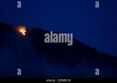 Per celebrare l'Herz-Jesu, il Sacro cuore, festa, la gente della regione di Tannheaim in Austria salire le montagne vicine e a due... Foto Stock