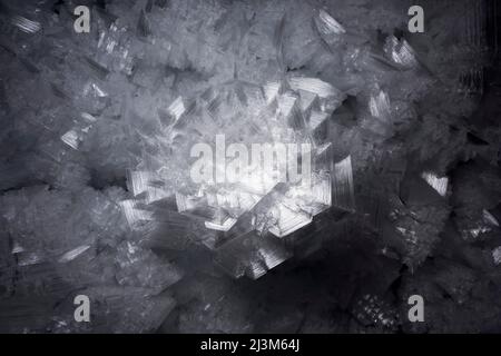 Dettagli di cristallo di ghiaccio appesi giù dal soffitto di Dark Star, un sistema di grotte calcaree in Uzbekistan Boysuntov Range.; Uzbekistan. Foto Stock