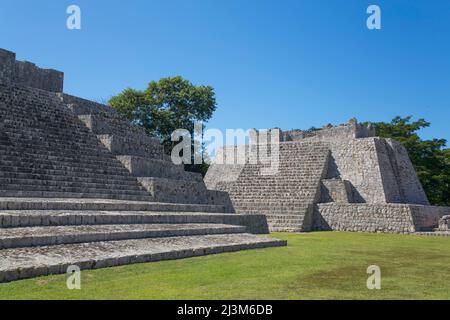 Tempio della Luna (a sinistra), Tempio del sud-ovest (a destra), zona archeologica di Edzna; Edzna, Stato Campeche, Messico Foto Stock