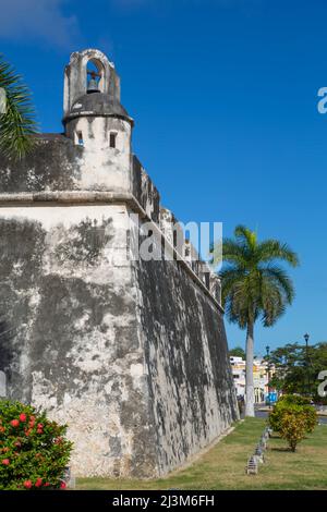 Fortificato il muro coloniale, la città vecchia di San Francisco de Campeche, patrimonio dell'umanità dell'UNESCO; San Francisco de Campeche, stato di Campeche, Messico Foto Stock