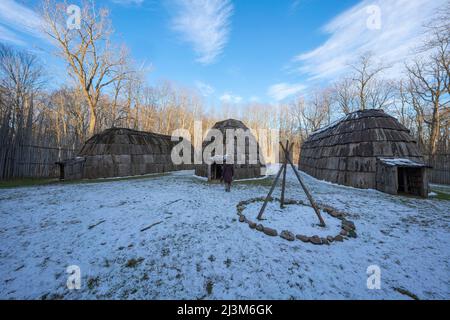 Donna che cammina al villaggio di Ska-Nah-Doht in Longwoods Conservation Area vicino a Londra, Ontario; Mount Brydges, Ontario, Canada Foto Stock