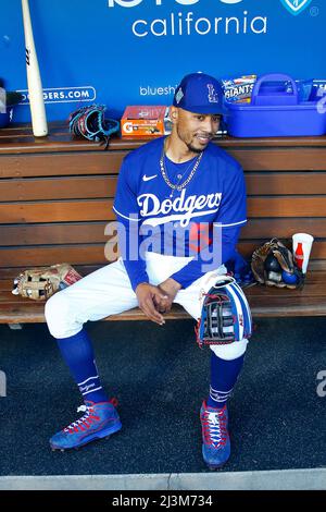 L'esterno dei Los Angeles Dodgers Mookie Betts (50) sorride mentre si siede nel dugout prima di una partita di baseball primaverile della MLB contro i Los Angeles Angels, martedì 5 aprile 2022, a Los Angeles. I Dodgers sconfissero gli Angels per 5-0. (Kevin Terrell/immagine dello sport) Foto Stock