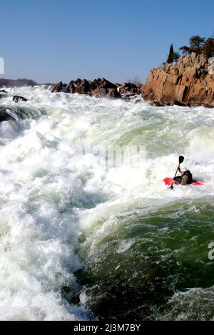 Un kayak di acqua bianca sul bordo di una grande goccia.; Great Falls, Potomac River, Maryland. Foto Stock