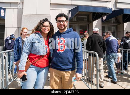 Bronx, Stati Uniti. 08th Apr 2022. I New York Yankees ospitano il loro giorno di apertura nel Bronx contro i Boston Red Sox. (Foto di Steve Sanchez/Pacific Press) Credit: Pacific Press Media Production Corp./Alamy Live News Foto Stock